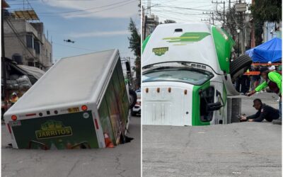 Camión repartidor de refrescos se hunde por completo en socavón de Iztapalapa