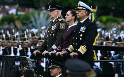 Con izamiento a la bandera, Sheinbaum da inicio a Desfile Militar en el Zócalo