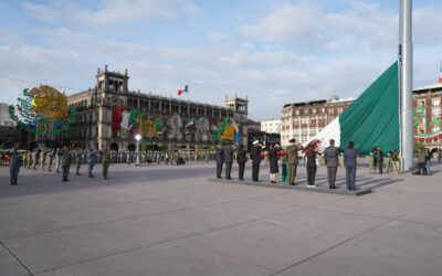 Sheinbaum iza bandera en conmemoración a víctimas de los sismos de 1985 y 2017