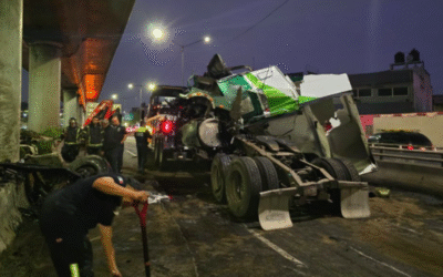 Tráiler se impacta en columna del Metro y genera caos en CDMX