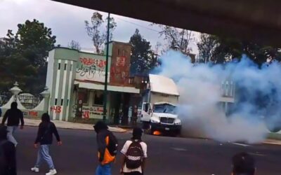 Normalistas de Ayotzinapa derriban puerta de Campo Militar 1 y queman camión
