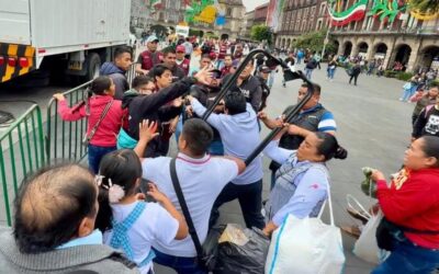 Vendedores ambulantes se enfrentan con personal del Gobierno de CDMX en el Zócalo