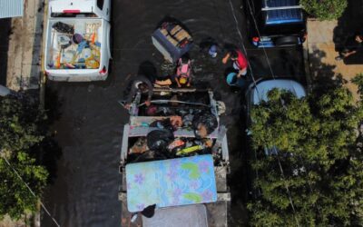 Sheinbaum visita Neza tras inundaciones; “nadie quedará desamparado”, dice