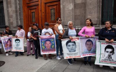 Padres de los 43 salieron decepcionados de reunión con Sheinbaum, dice representante