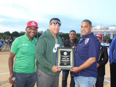 Bartolo Colón fue parte de apertura torneo softbol en Nueva York