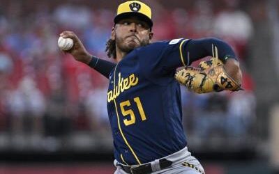 MLB: Freddy Peralta sale sin decisión en derrota de los Cerveceros