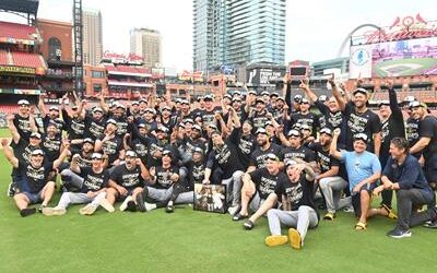 Milwaukee repite título divisional y Mets siguen en caída libre