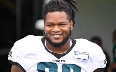 NFL suspende un juego y multa a Jalen Carter por escupir a Prescott