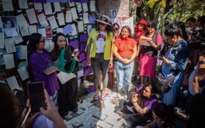 Mujeres protestan en el Fondo de Cultura contra dichos de Paco Ignacio Taibo II
