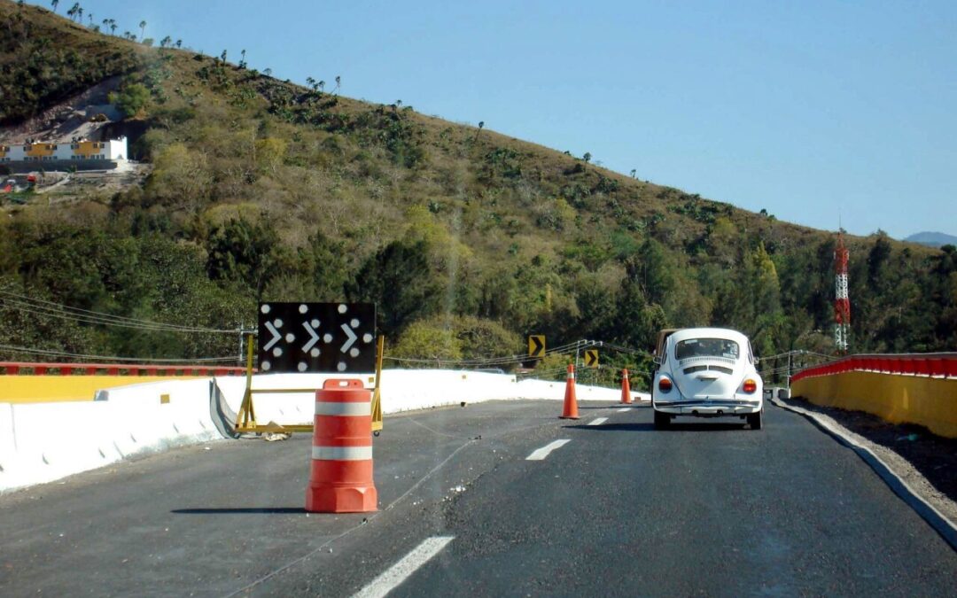 Las carreteras México-Puebla y México-Cuernavaca presentan cierre de carriles