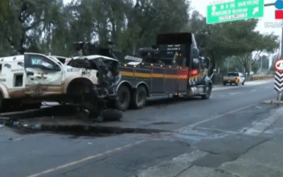 Caos en Insurgentes Sur por volcadura y error de una unidad del Metrobús