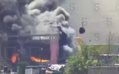 Fuerte incendio consume fábrica de colchones en Ecatepec; suspenden servicio del Mexicable