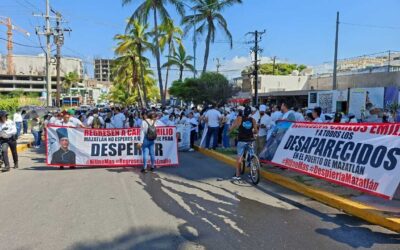Familiares y amigos marchan en Mazatlán por la desaparición de Carlos Emilio
