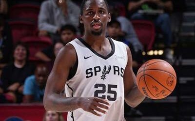 David Jones lidera ataque a los Spurs para vencer a los Jazz