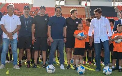 Diego Forlán en República Dominicana: clínica de fútbol