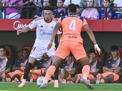 El Barcelona se desmorona en Sevilla y el Real Madrid queda de líder