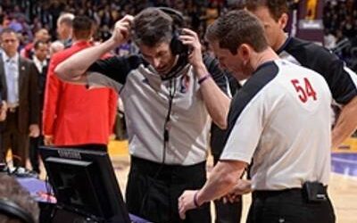 La NBA introduce el uso de auriculares para árbitros en partidos