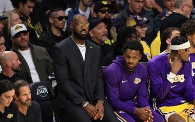 Los Lakers resienten la falta de LeBron en derrota ante Warriors