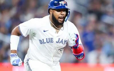 MLB: Kirk y Guerrero Jr. guían a Azulejos a 1era victoria playoffs