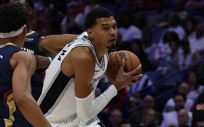 NBA: Víctor Wembanyama, modo avión