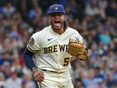 MLB: Freddy Peralta  logra triunfo de Milwaukee y Chourio lesionado