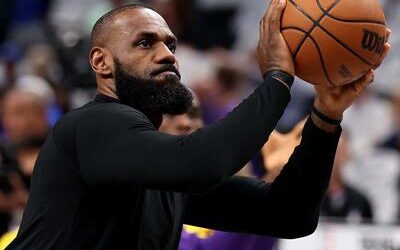 Por una ciática, LeBron James se perderá el arranque de la campaña