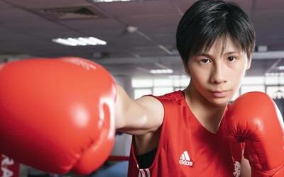 Púgil vetada por esquiva pruebas de sexo noquea a rival en 94 segundos