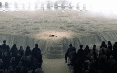 Rosalía se convierte en obra de arte viva durante la presentación de Lux en el MNAC