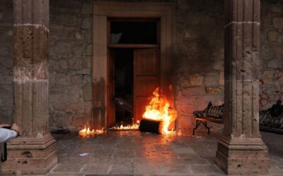 Manifestantes prenden fuego a Palacio Municipal de Apatzingán
