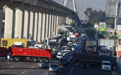 Transportistas liberan algunas vías principales tras varias horas de bloqueos