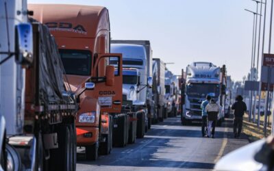 Campesinos y transportistas bloquean carreteras en varios estados