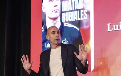 Luis Rubiales, atacado por su tío durante la presentación de su libro