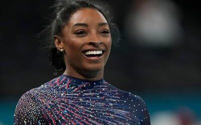 Simone Biles habla sobre su aumento de senos y cirugías