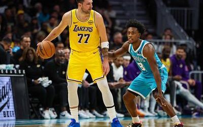Doncic reactiva a los Lakers con victoria sobre los Hornets