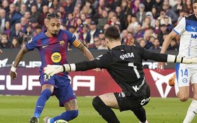 El Barça remonta ante el Alavés y vuelve a ser líder provisional
