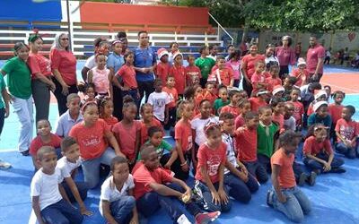 El INEFI remoza canchas en centros educativos de La Romana