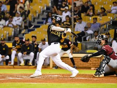 Las Águilas someten a los Gigantes y se alejan en la punta