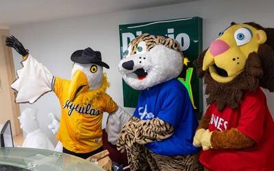 Pelota de Altice y las mascotas de Lidom visitan Diario Libre