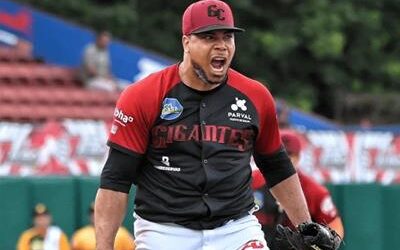 Gigantes: Willy Peralta los ayuda a la victoria