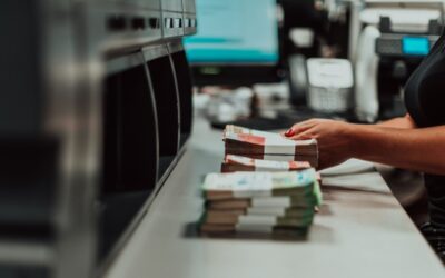 Cajera roba a clientes del banco, la cachan y ahora también debe dinero y años de cárcel