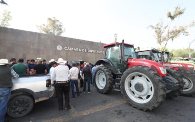 Diputados dictaminan exprés Ley de Aguas; campesinos rechazan cambios y cercan sede
