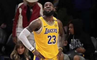 FIn de la racha de 10 puntos de LeBron James; 76ers ganan a GS