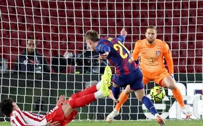 Barcelona remonta ante el Atlético y se afianza en el liderato