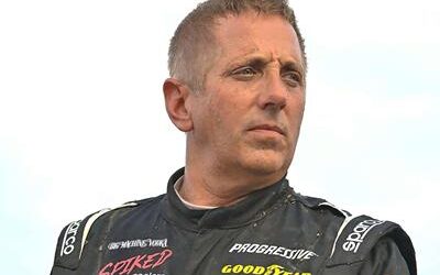 Ex piloto de NASCAR, su familia y otras tres mueren en accidente aéreo