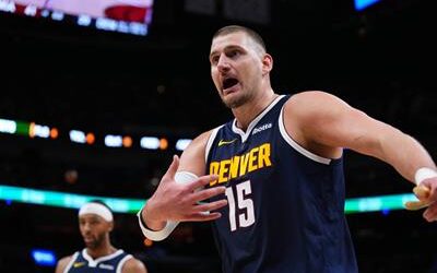 NBA: Nikola Jokic abandona partido ante Miami con lesión en pierna
