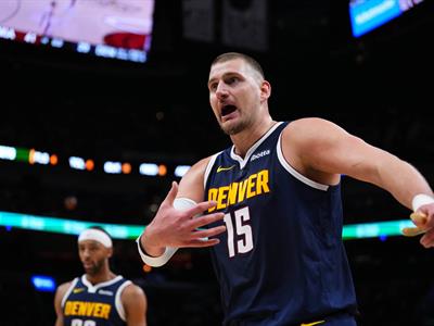 NBA: Nikola Jokic abandona partido ante Miami con lesión en pierna