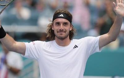 Stefanos Tsitsipas cambia de raqueta para regresar al top ten