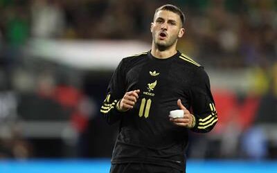 Santiago Giménez será operado y no volverá a jugar hasta febrero