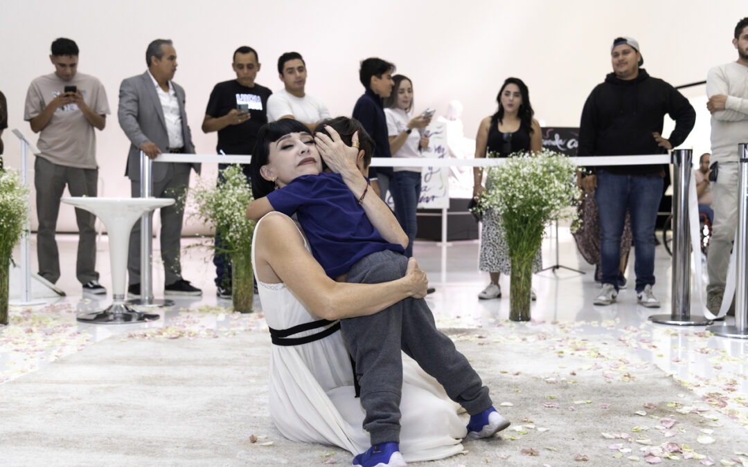 Con empatía Zabaleta reparte abrazos a cientos de personas