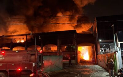 Incendio en fábrica en Xochimilco provoca afectaciones viales y paraliza al tren ligero